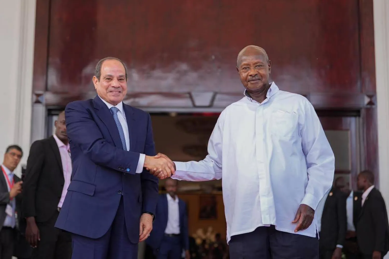 الرئيس الأوغندي يوري موسيفيني مستقبلاً نظيره المصري عبد الفتاح السيسي في عنتيبي يوم الأربعاء (الرئاسة المصرية)