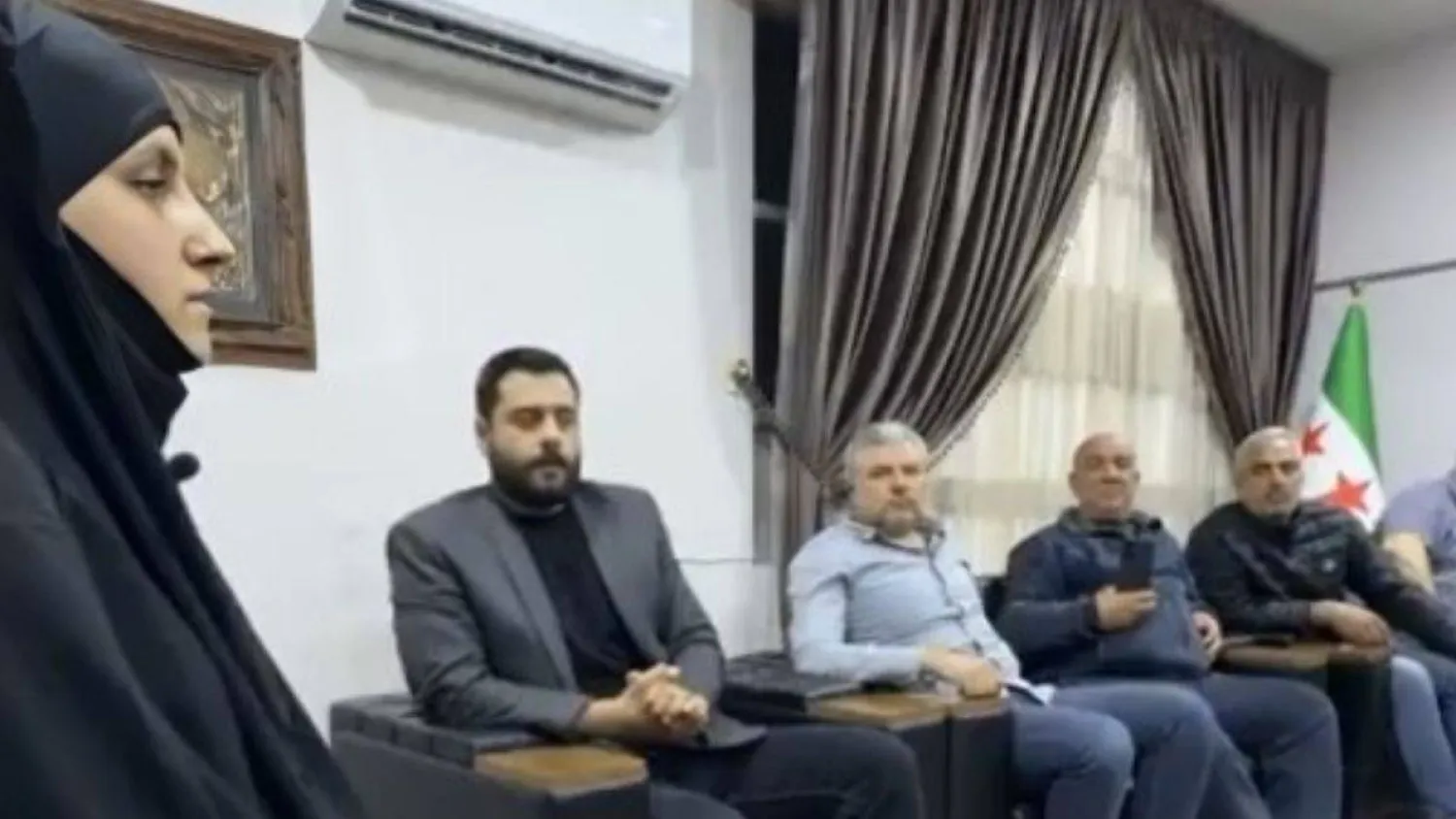 صورة من فيديو لوجهاء الطائفة العلوية والإعلام المحلي يلتقي بتول سليمان علوش