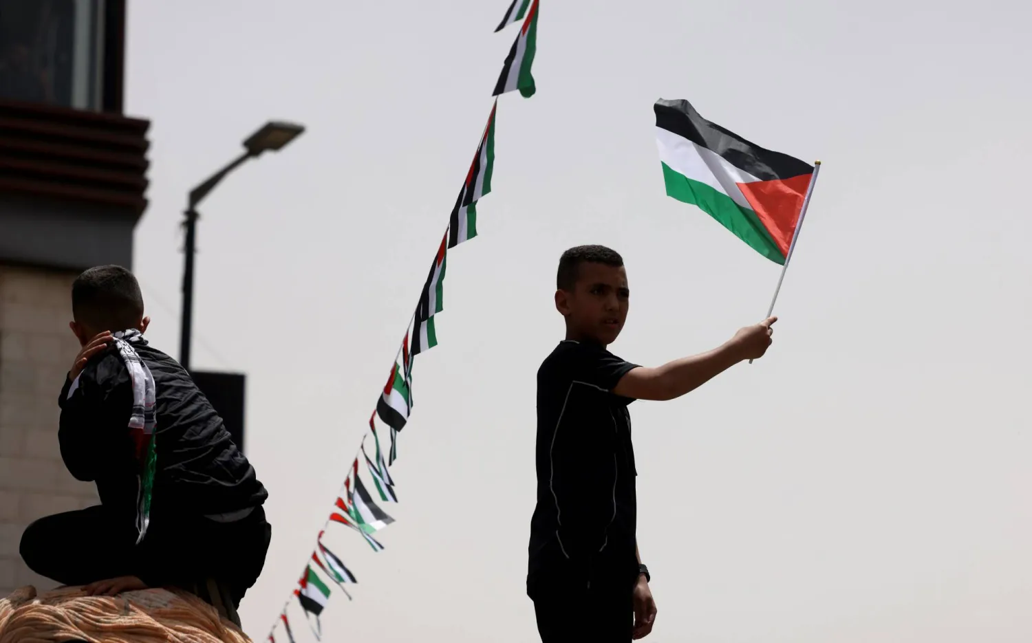 فلسطينيون يشاركون في مسيرة لإحياء ذكرى النكبة في مدينة رام الله بالضفة الغربية يوم الثلاثاء (إ.ب.أ)