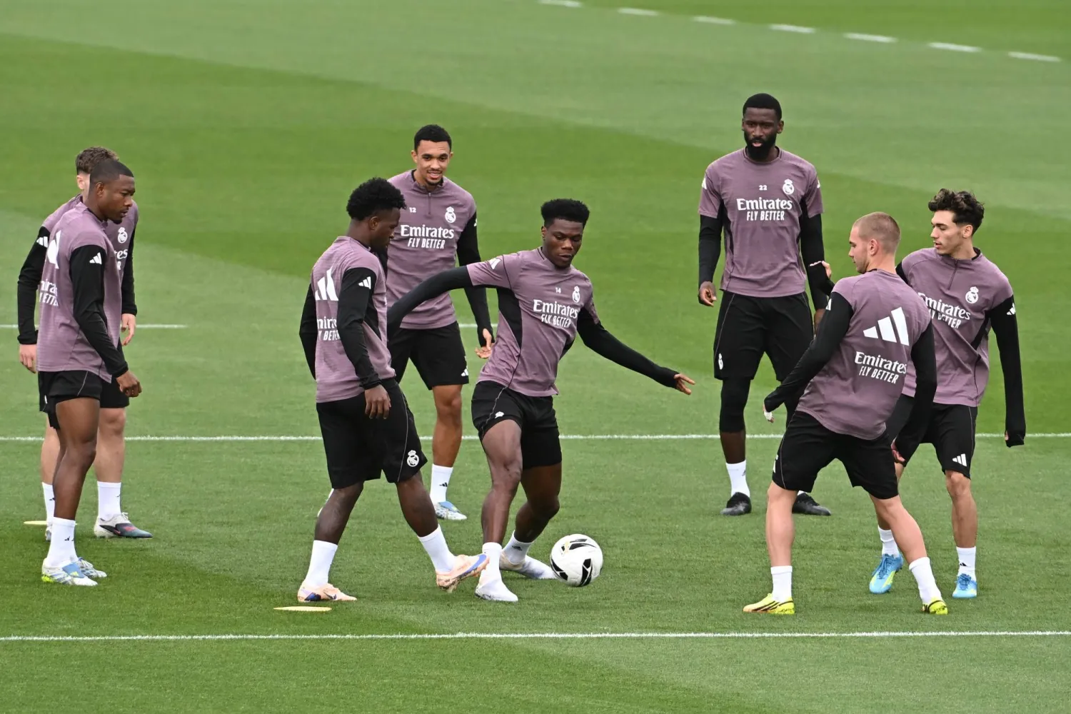 لاعبو ريال مدريد مطالبون بعروض مثالية في المباريات الثلاثة الاخيرة بالموسم لمصالحة جماهيرهم (ا ب ا)