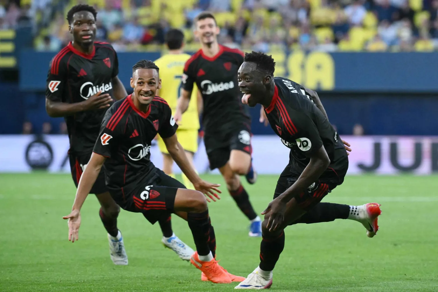 النيجيري أكور أدامس لاعب إشبيلية محتفلاً بهدفه في فياريال (أ.ف.ب)