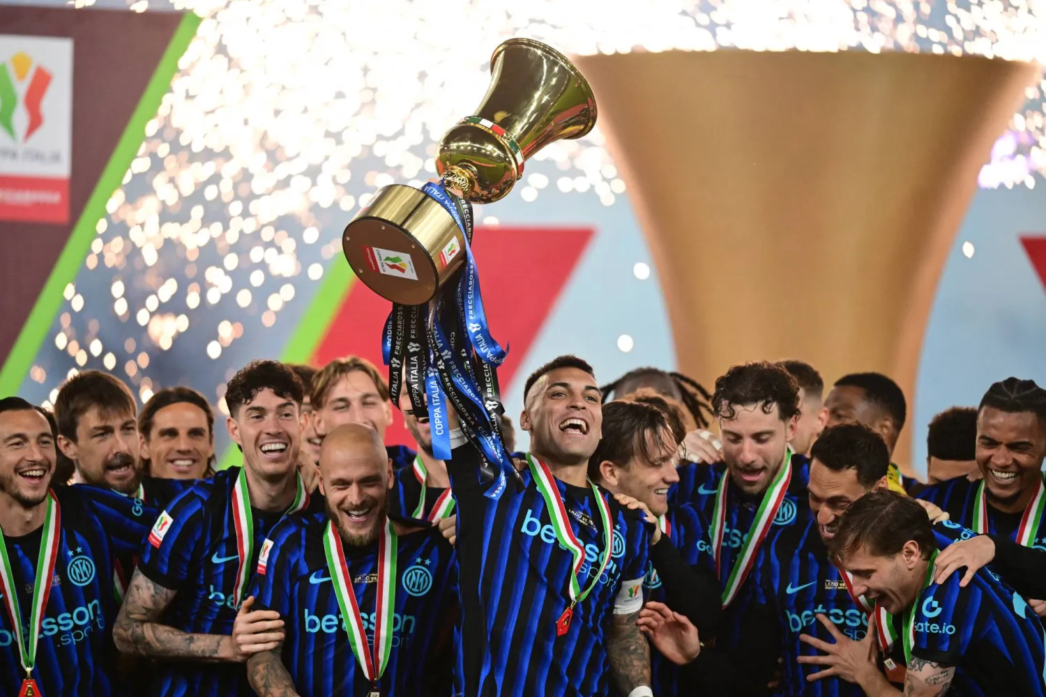 لاوتارو مارتينيز يرفع الكأس عاليا لحظة تتويج إنتر باللقب (رويترز)