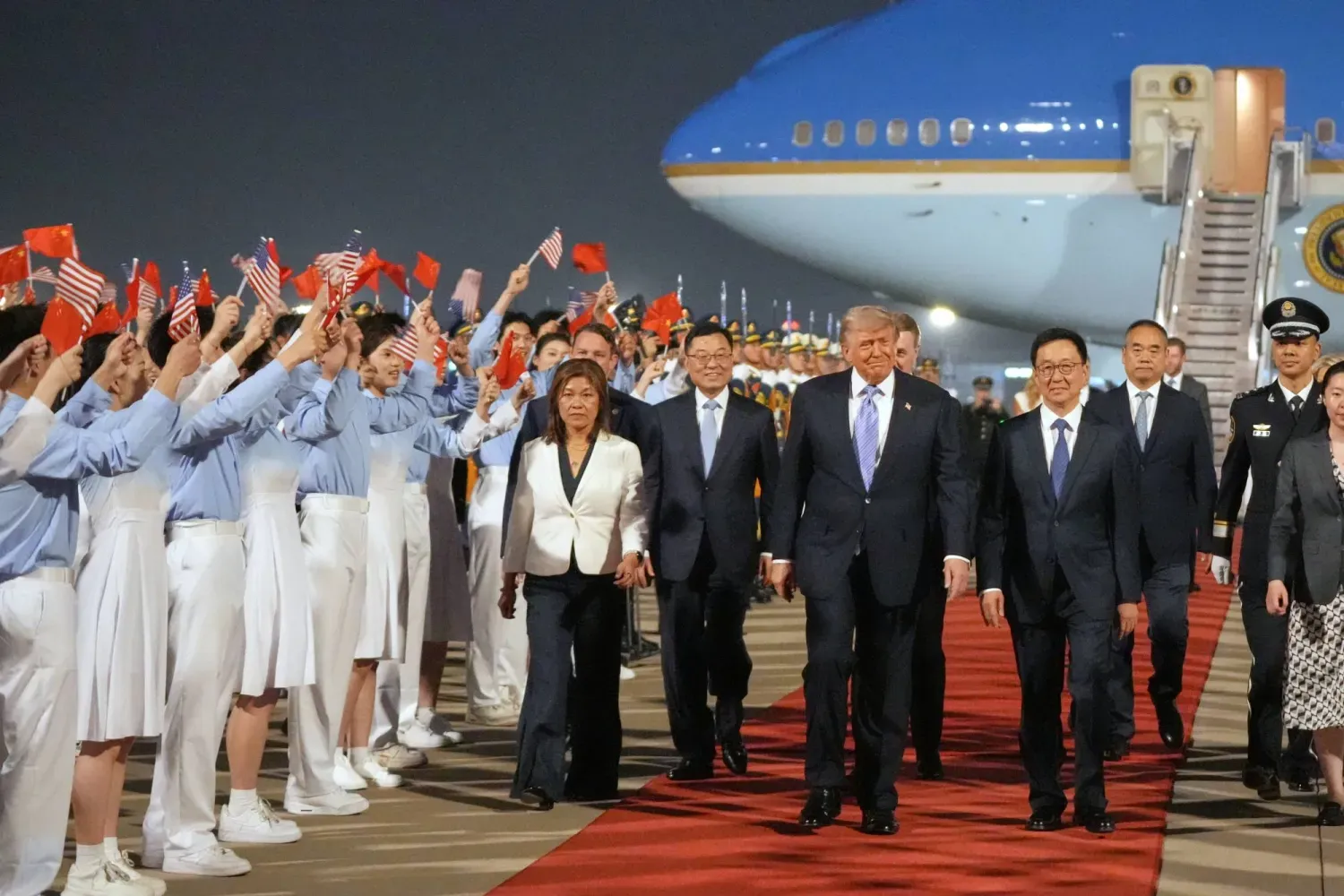 ABD Başkanı Donald Trump, dün Pekin'de düzenlenen karşılama töreninde Çin Başkan Yardımcısı Han Zheng ile birlikte (AP)