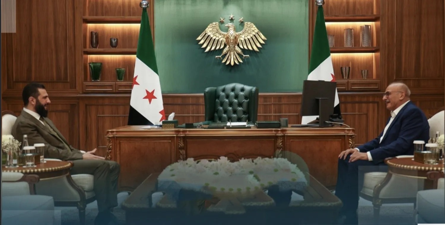 الرئيس السوري أحمد الشرع خلال استقباله الفنان جمال سليمان بقصر الشعب في دمشق (الاخبارية السورية)