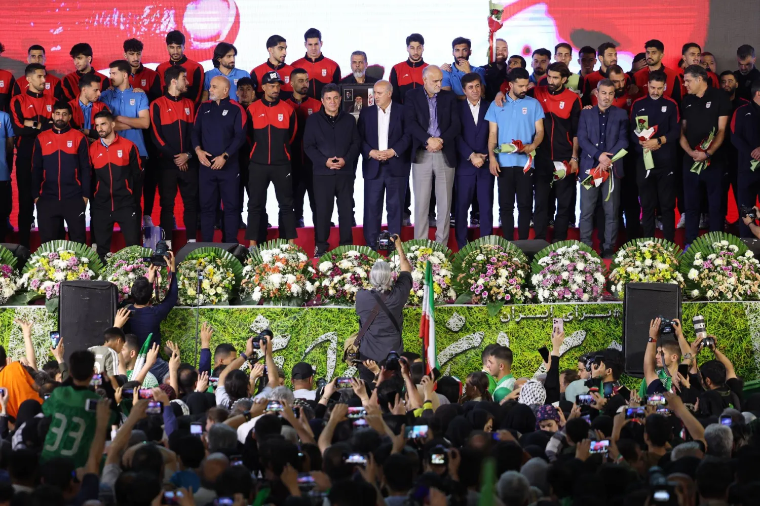 لاعبو المنتخب الإيراني على منصة التتويج خلال حفل وداع أقيم في طهران (إ.ب.أ)