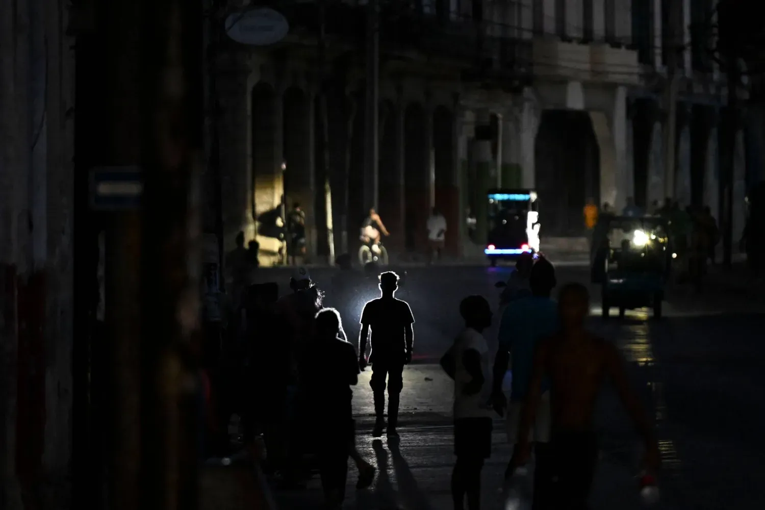 Havana genelinde son zamanlarda elektrik kesintileri önemli ölçüde arttı ve birçok mahalle günde 20 ila 22 saat elektriksiz kalıyor (AFP)