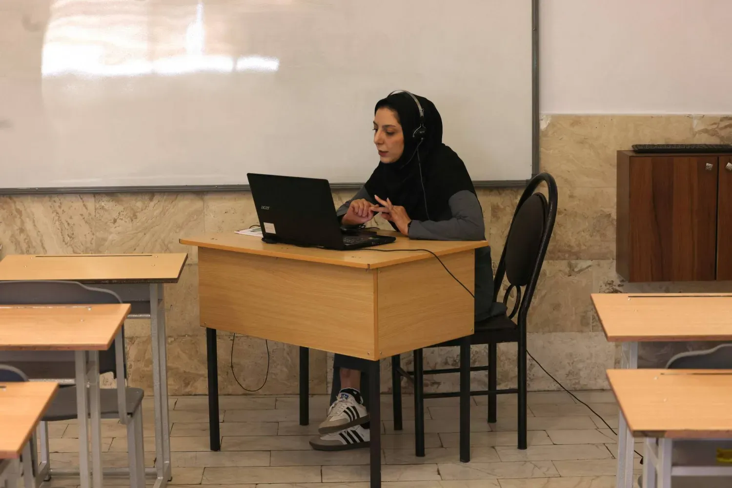 Tahran’daki bir kız okulunda çevrimiçi ders veren İranlı bir öğretmen (AFP)