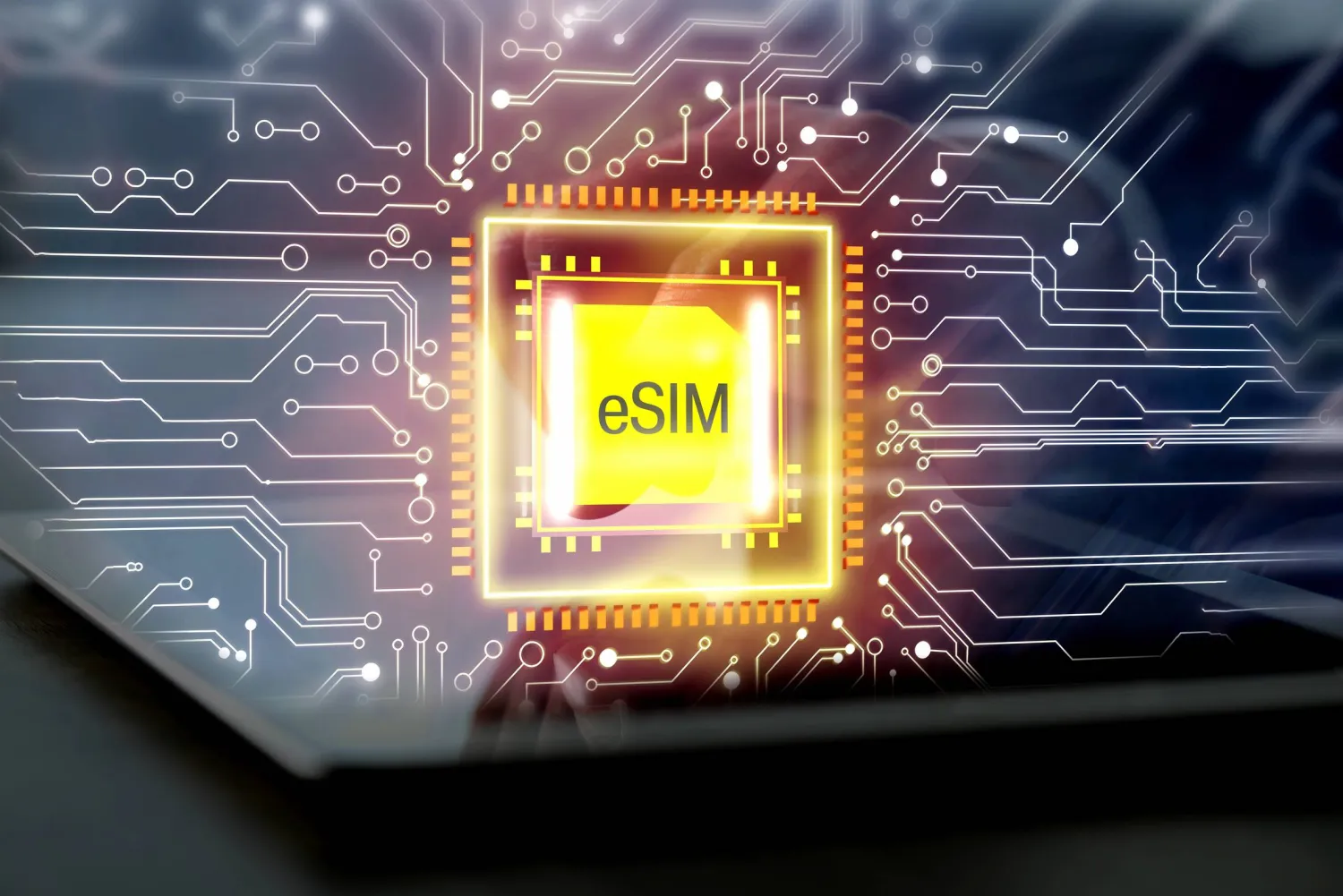 انتشار «eSIM» لا يزال محدوداً بعد عقد على ظهورها رغم توقعات نمو كبيرة (شاترستوك)