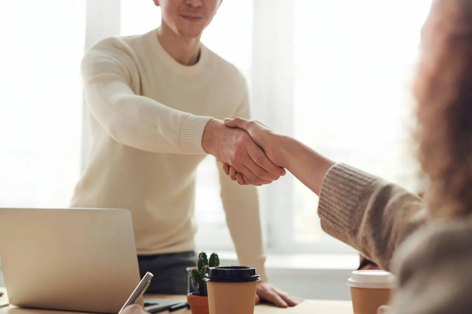 الشك بالنفس قد يتجلى في أشكال سلوكية مختلفة مثل محاولة إرضاء الآخرين باستمرار (بيكسلز)
