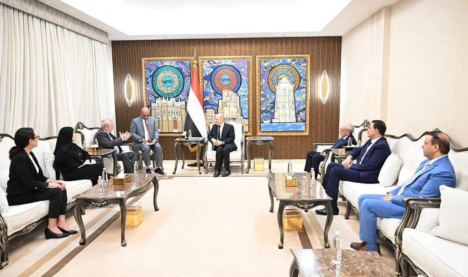 رئيس مجلس القيادة الرئاسي اليمني استقبل في الرياض مسؤولاً أممياً (سبأ)