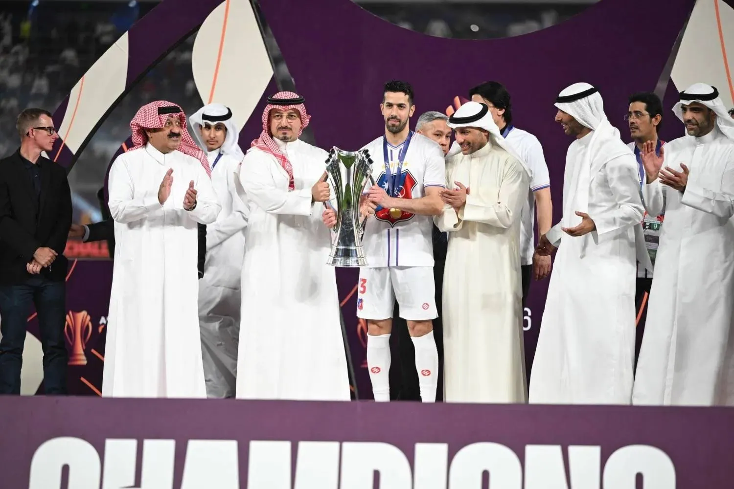 ياسر المسحل يقف بجانبه الشيخ أحمد اليوسف خلال تتويج نادي الكويت الكويتي (الاتحاد الآسيوي)