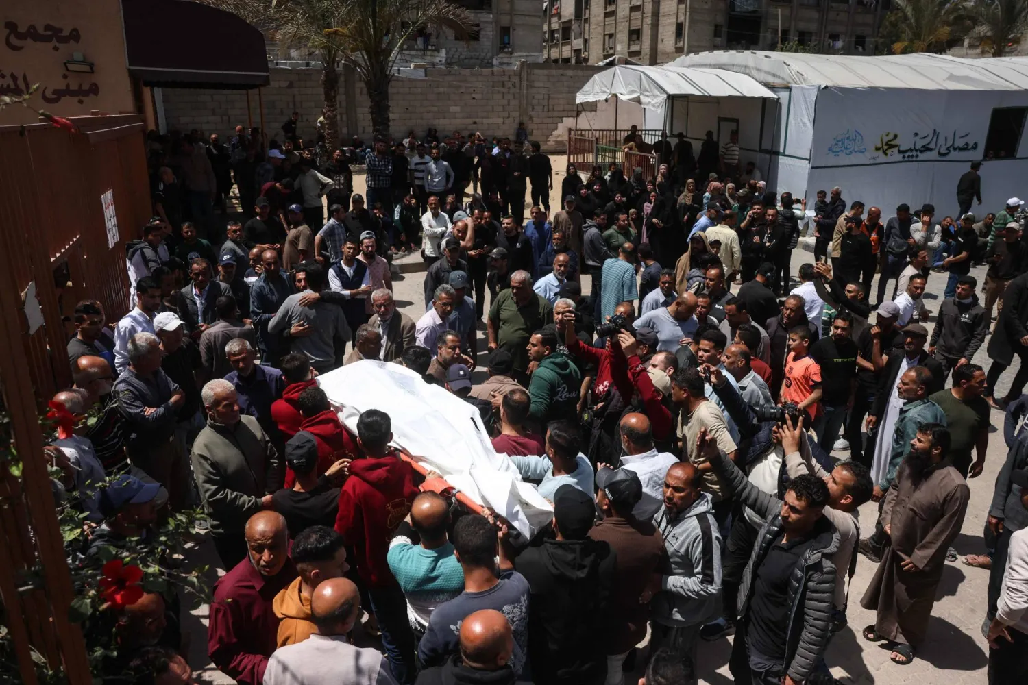فلسطينيون يحملون جثمان قتيل استهدفته غارة جوية إسرائيلية وذلك خلال جنازته بمستشفى ناصر بخان يونس جنوب قطاع غزة في 10 مايو 2026 (أ.ف.ب)