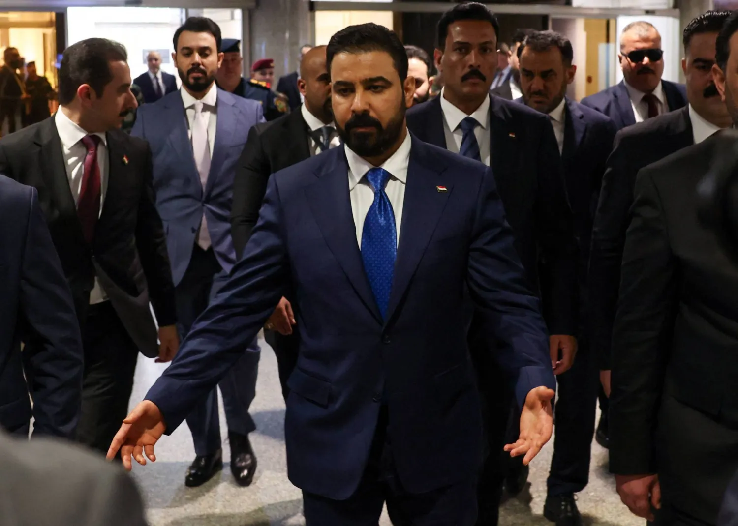 رئيس الوزراء العراقي المكلّف علي الزيدي يسير قبيل جلسة برلمانية للتصويت على الحكومة الجديدة في مقر البرلمان ببغداد في 14 مايو 2026 (رويترز)