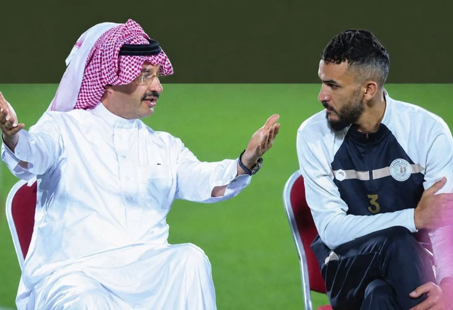 الأمير تركي بن طلال في حديث مع اللاعب عبد القادر بدران (إمارة عسير)