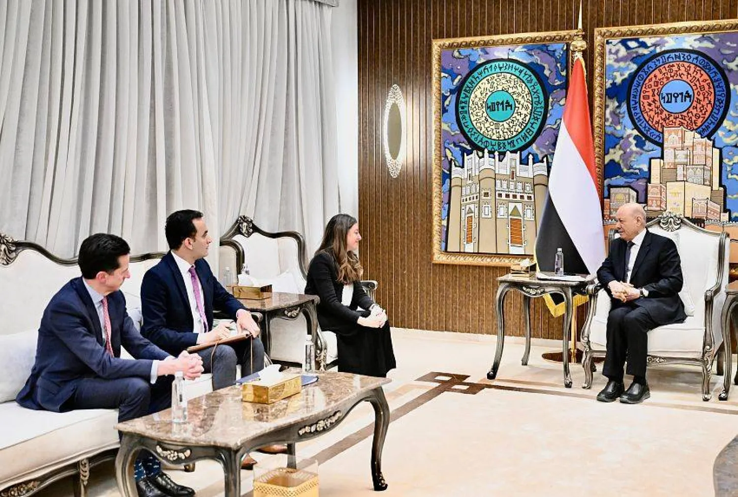 رئيس مجلس القيادة الرئاسي اليمني رشاد العليمي استقبل وفداً من المعهد الملكي البريطاني (سبأ)