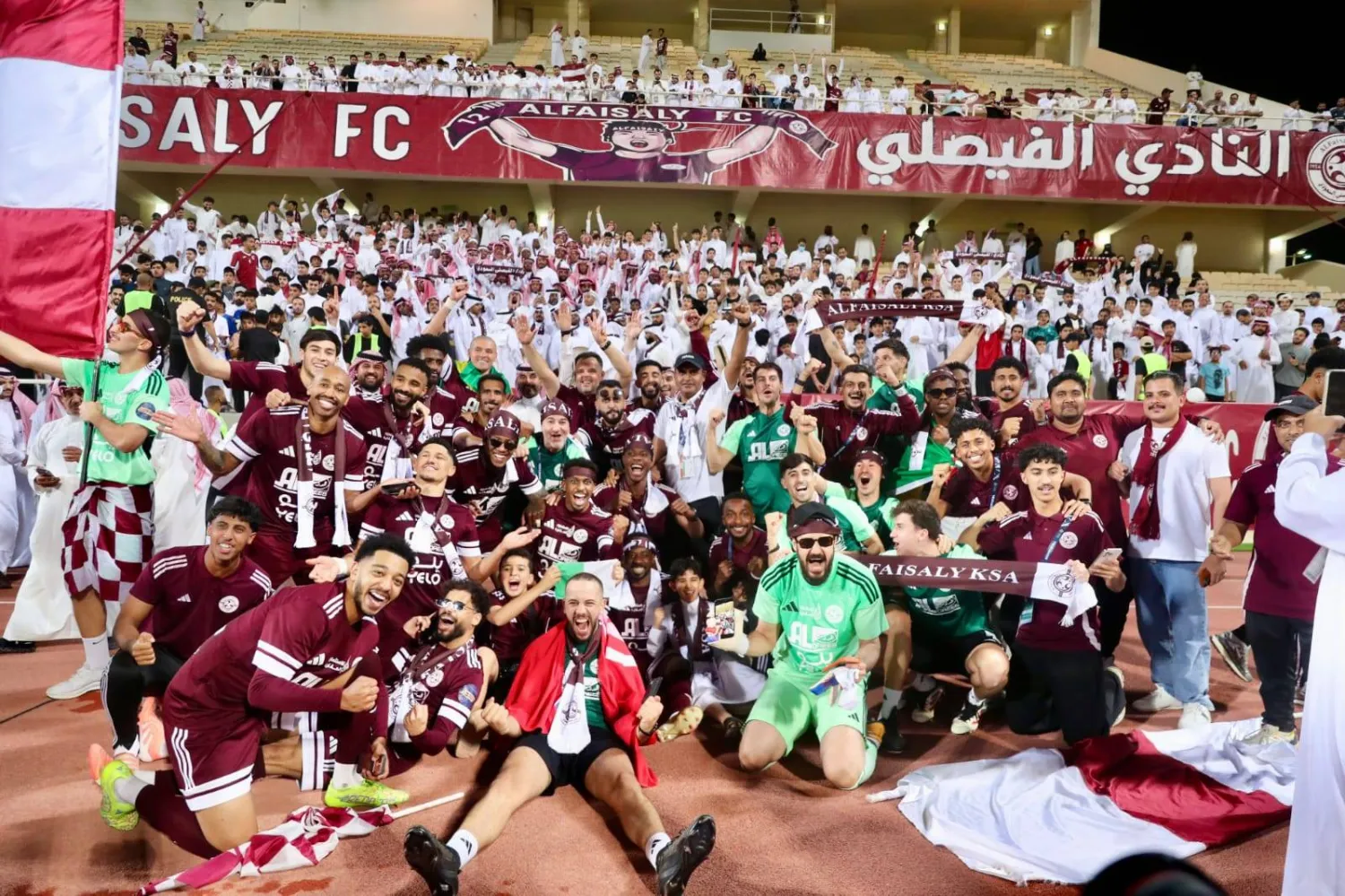 لاعبو الفيصلي يحتفلون بالعودة إلى الأضواء (موقع النادي)