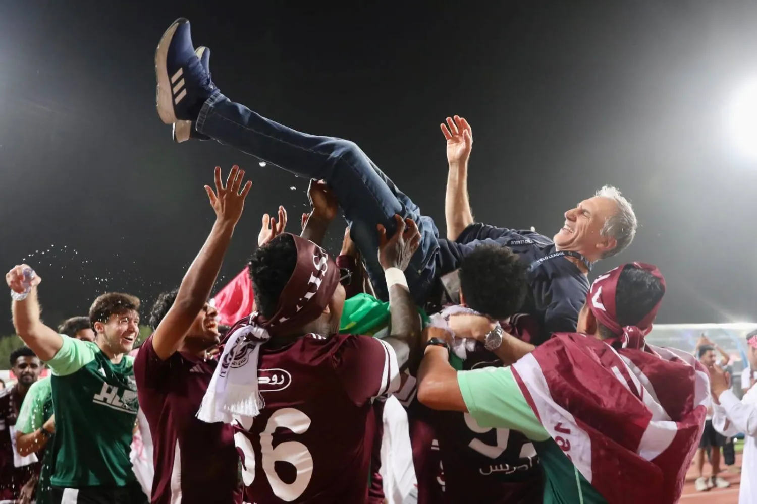 لاعبو الفيصلي يحملون مدربهم جيوفاني سوليناس على الأعناق بعد التأهل (موقع النادي)
