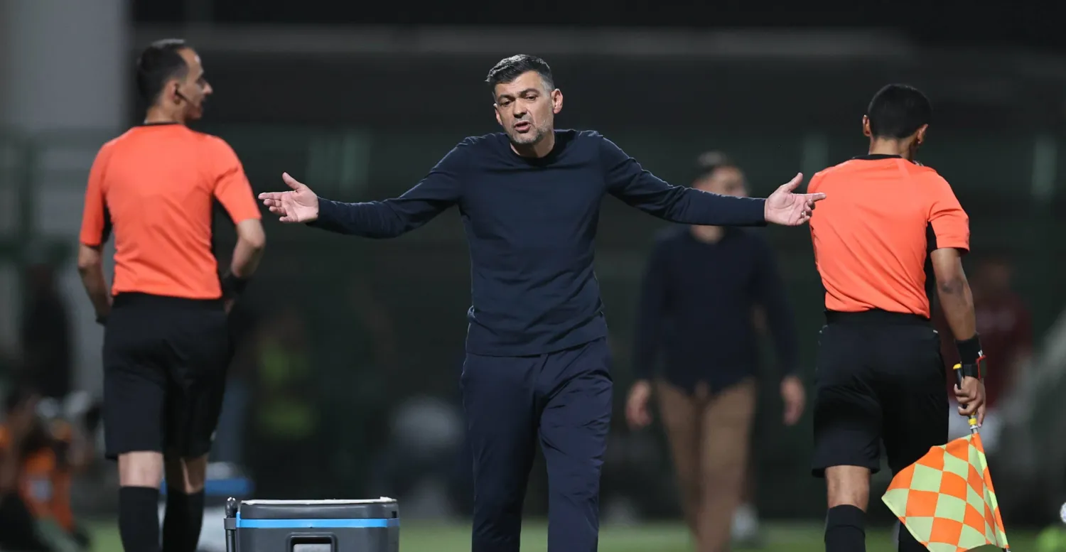 كونسيساو مدرب الاتحاد يتفاعل مع أحداث المباراة (تصوير: سعد العنزي)
