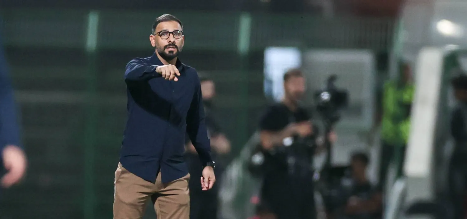 سعد الشهري يوجه لاعبيه خلال المباراة (تصوير: سعد العنزي)