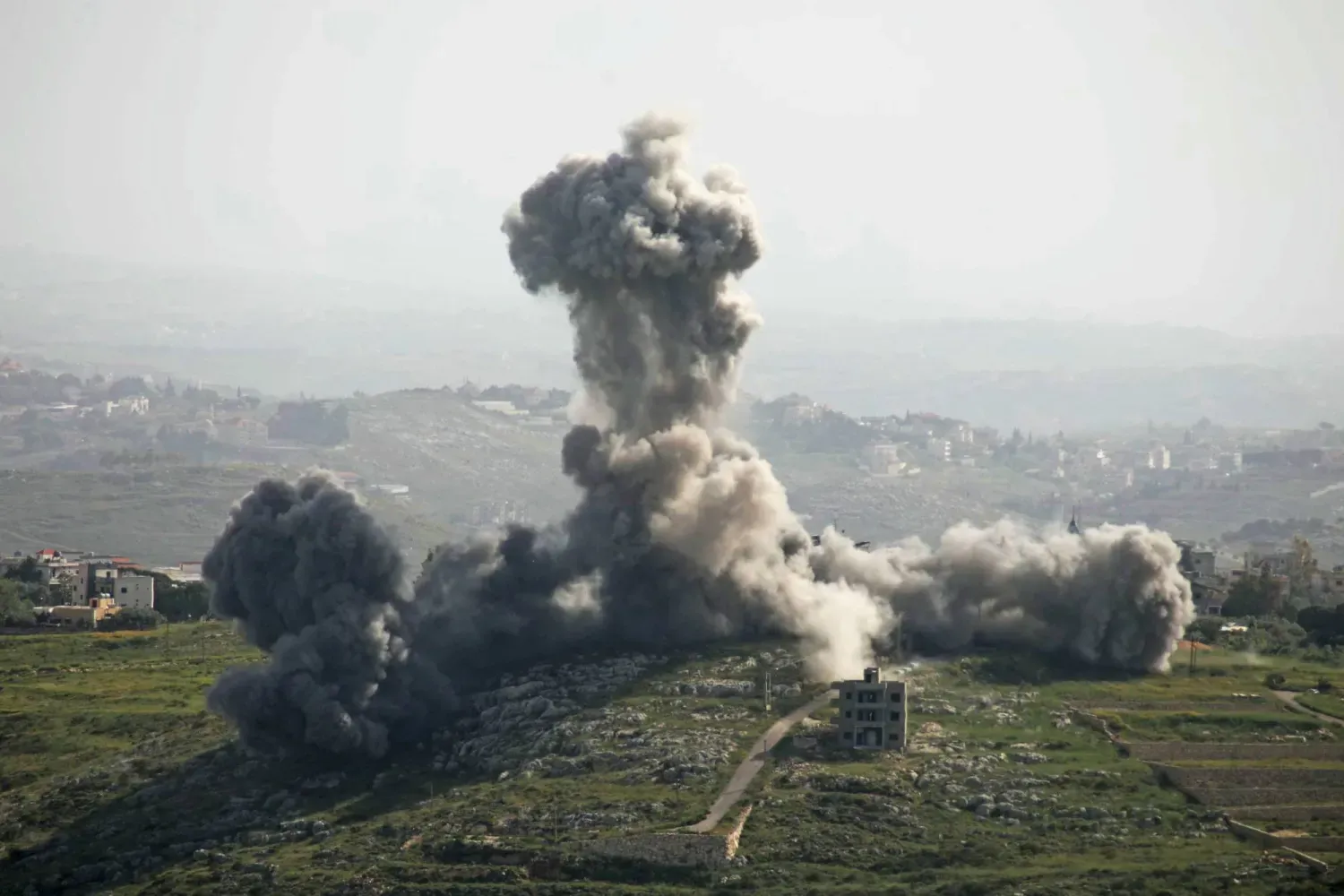 Dün Lübnan'ın güneyindeki Deyr ez-Zerni köyünü hedef alan İsrail hava saldırısının ardından yükselen dumanlar (AFP)