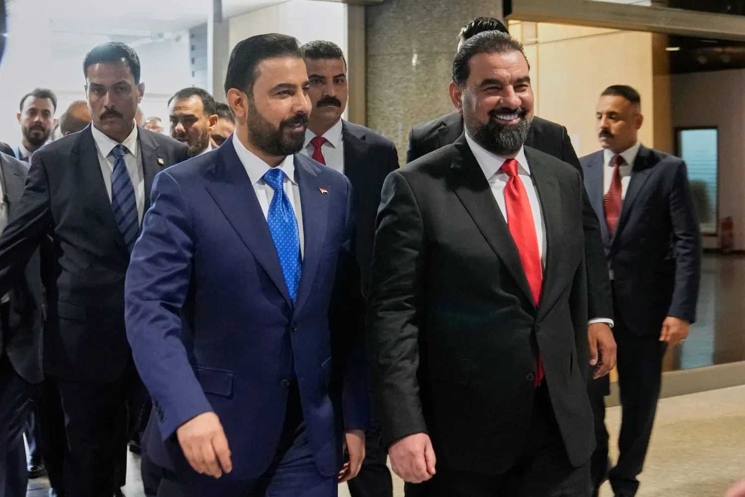 رئيس الوزراء العراقي المكلف علي الزيدي في المقدمة إلى اليسار يصل إلى البرلمان لحضور جلسة التصويت على حكومته في بغداد (أ.ب)