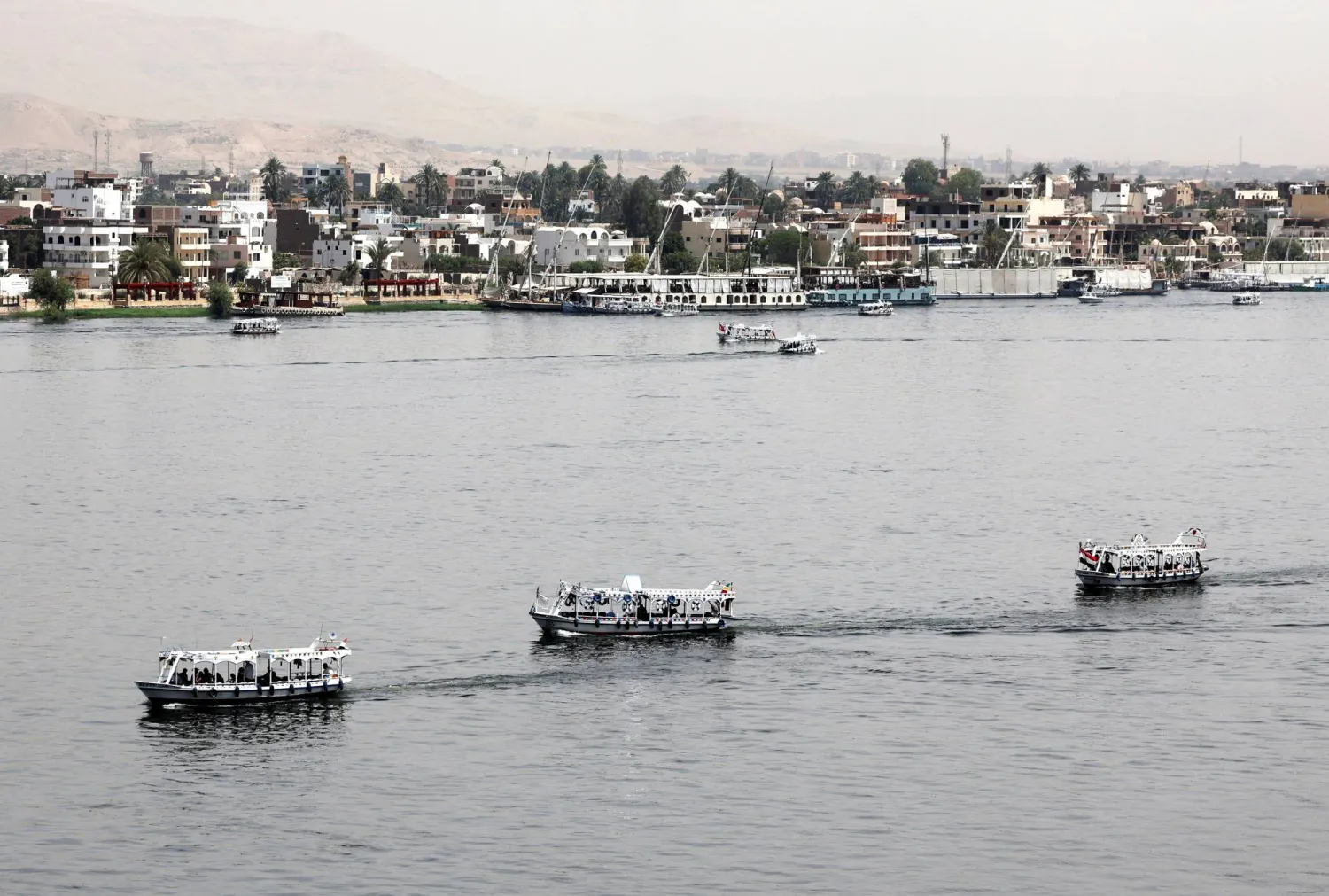 مراكب تمر في نهر النيل بمدينة الأقصر جنوب مصر (رويترز)