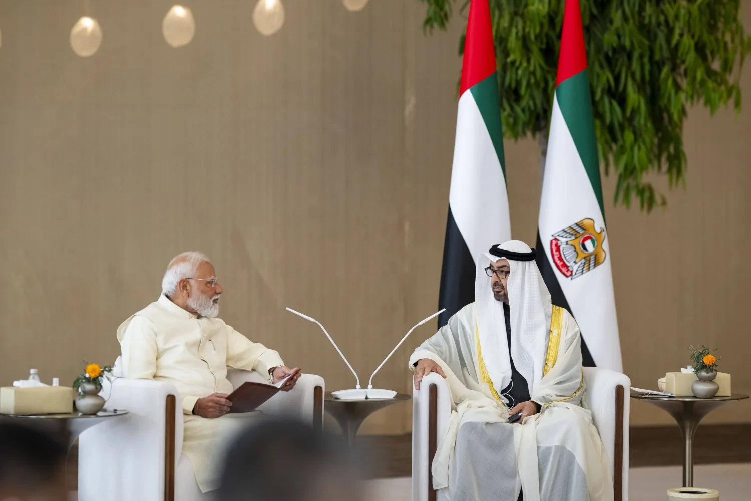 الشيخ محمد بن زايد آل نهيان رئيس دولة الإمارات مع ناريندرا مودي رئيس وزراء الهند خلال اللقاء في أبوظبي (وام)