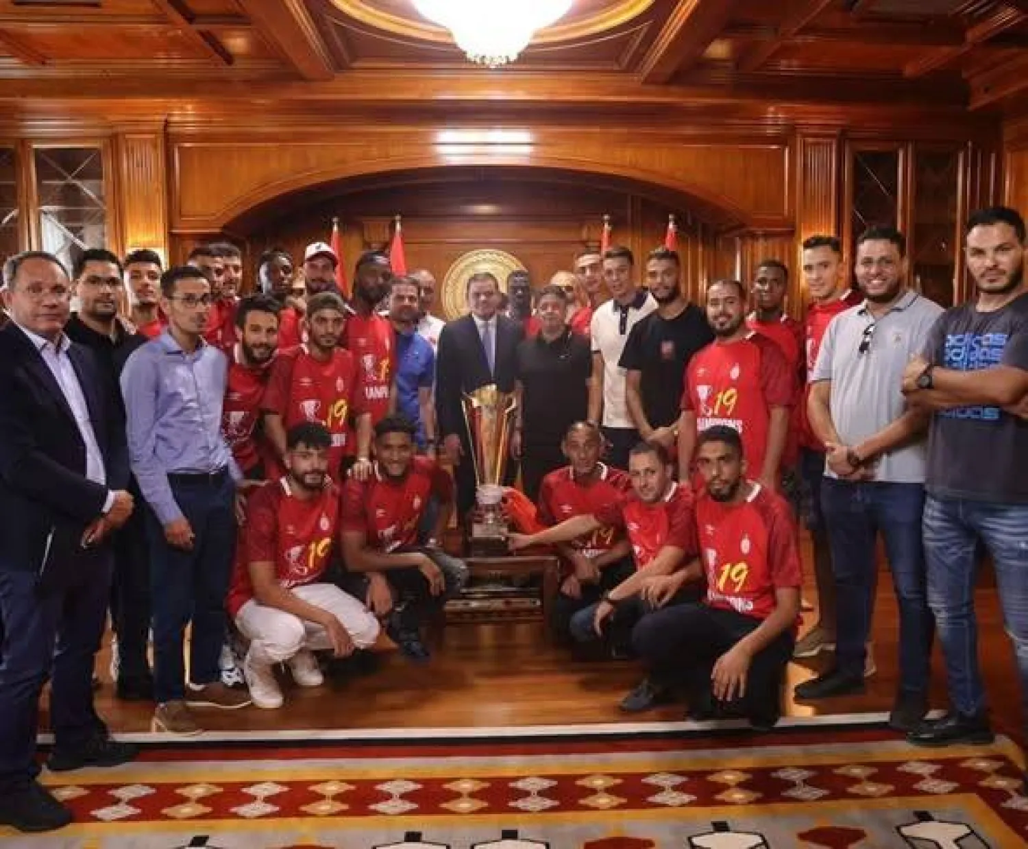 عبد الحميد الدبيبة في صورة تذكارية مع لاعبي فريق الاتحاد (الوحدة)