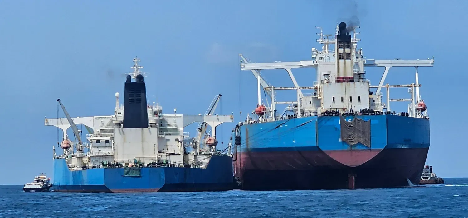 Malezya kıyıları açıklarındaki uluslararası sularda İran petrolü taşıyan tankerler (AP)