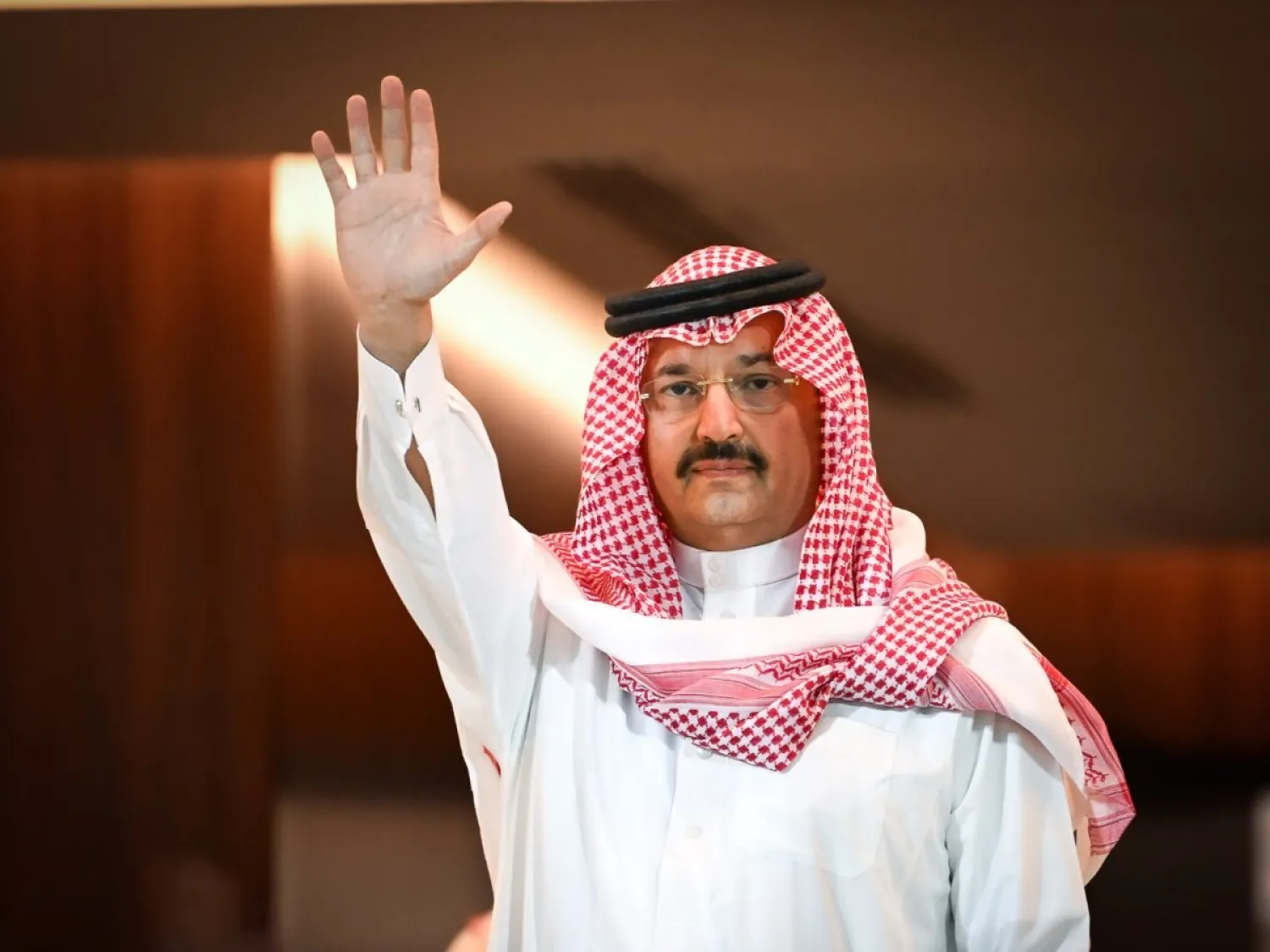 الأمير تركي بن طلال خلال حضوره مباراة ضمك والفيحاء في أبها (تصوير: علي خمج)