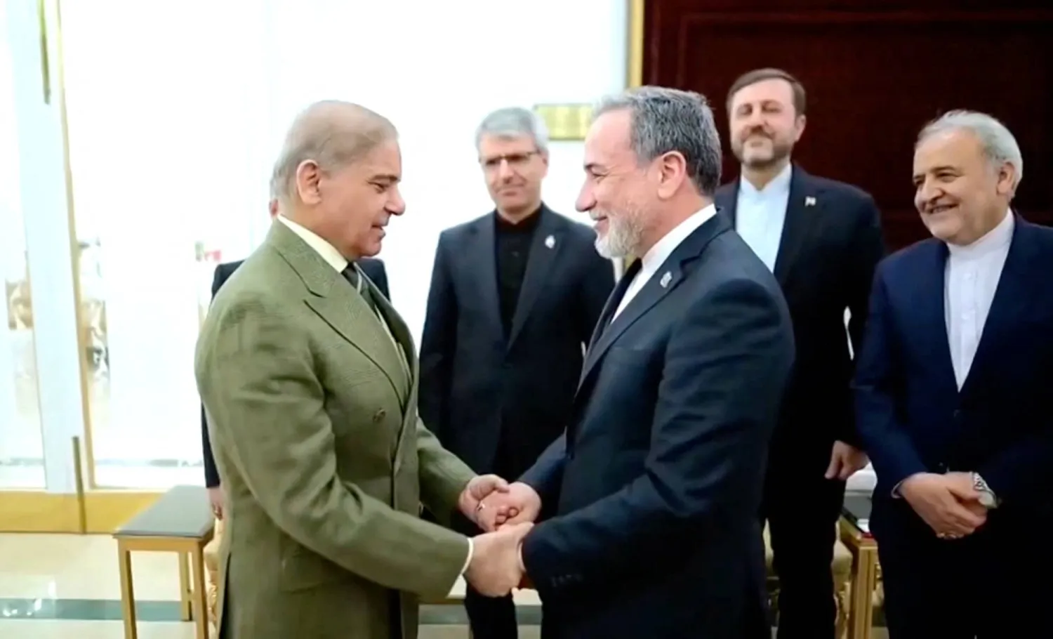 وزير الخارجية الإيراني عباس عراقجي التقى رئيس الوزراء الباكستاني شهباز شريف في إسلام آباد (رويترز)