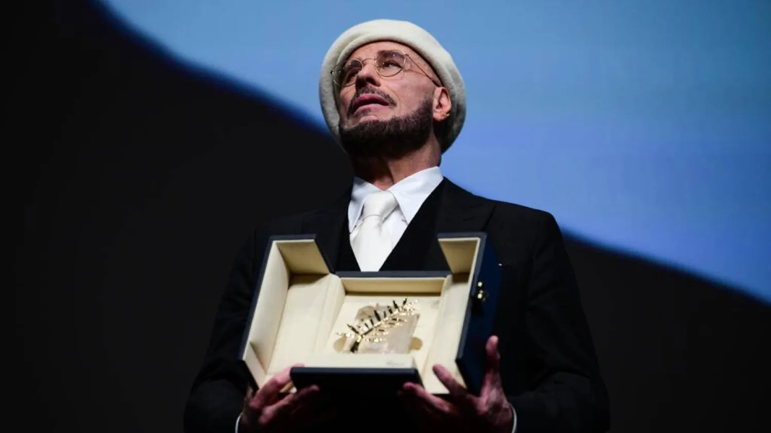 John Travolta with his honorary lifetime achievement Palme d'Or. Olivier CHASSIGNOLE / AFP
