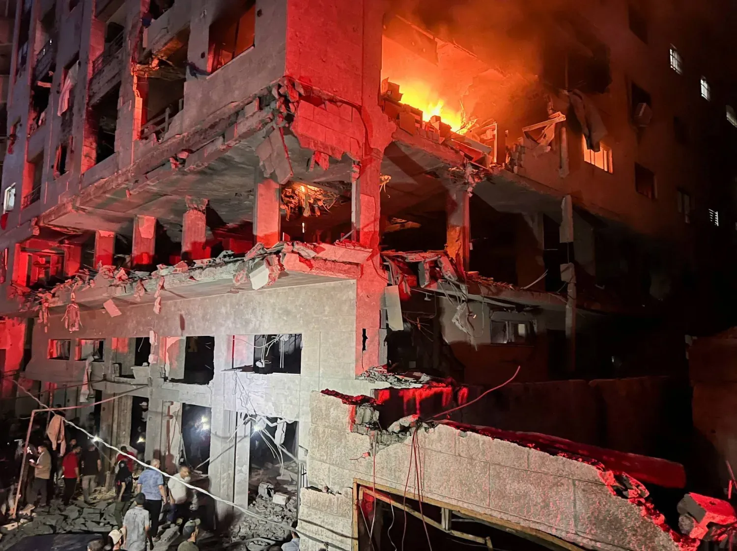 Gazze’de bombalanan bir binadan alevler yükseliyor. (Reuters)