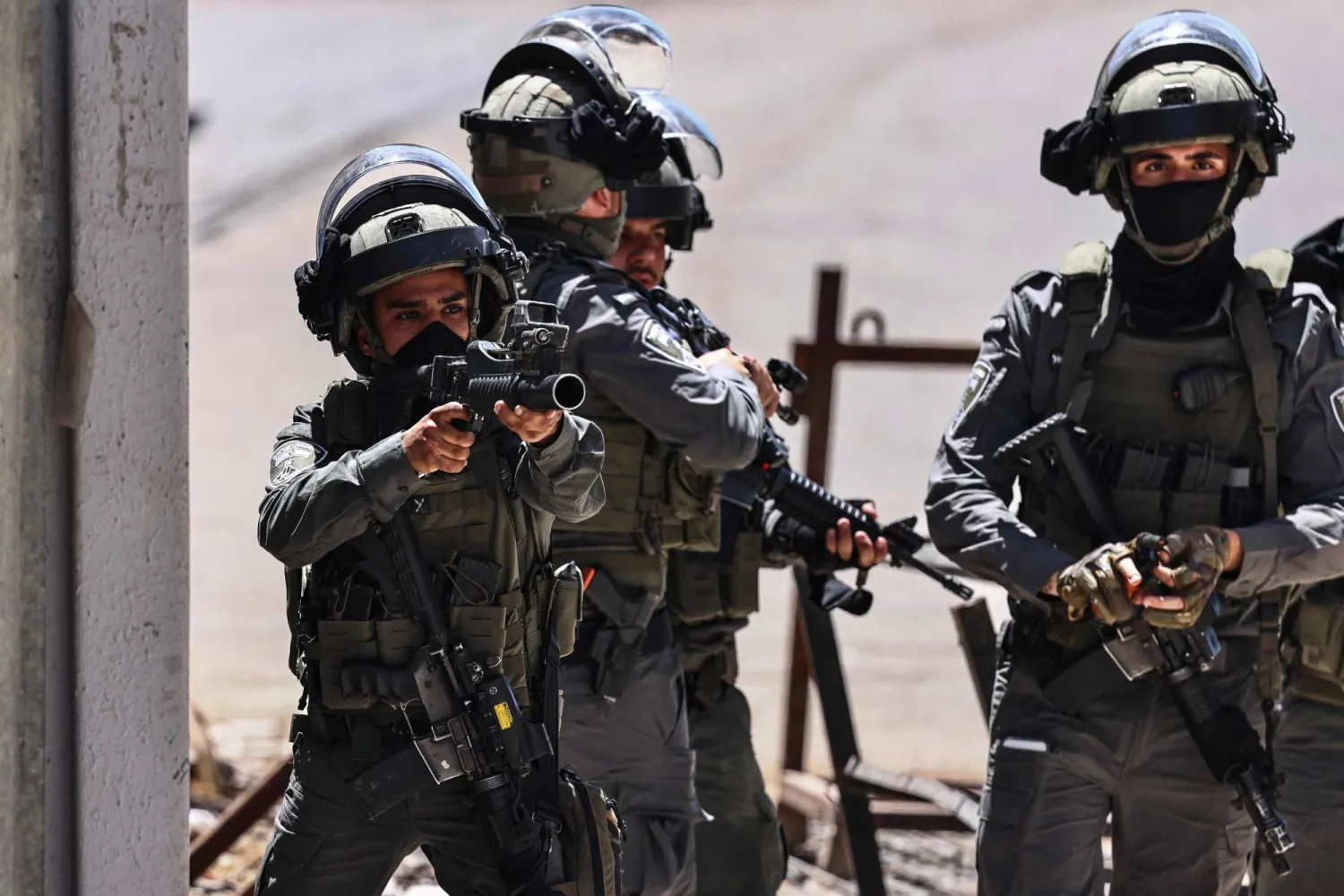  A member of the Israeli security forces aims his weapon while patrolling during a military raid in the Qalandia refugee camp, south of Ramallah in the Israeli-occupied West Bank, on May 11, 2026. (AFP)