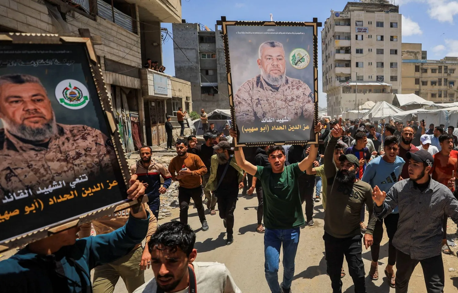 فلسطينيون يحملون صورة كبيرة للقائد عز الدين الحداد خلال تشييعه في مدينة غزة يوم السبت (رويترز)