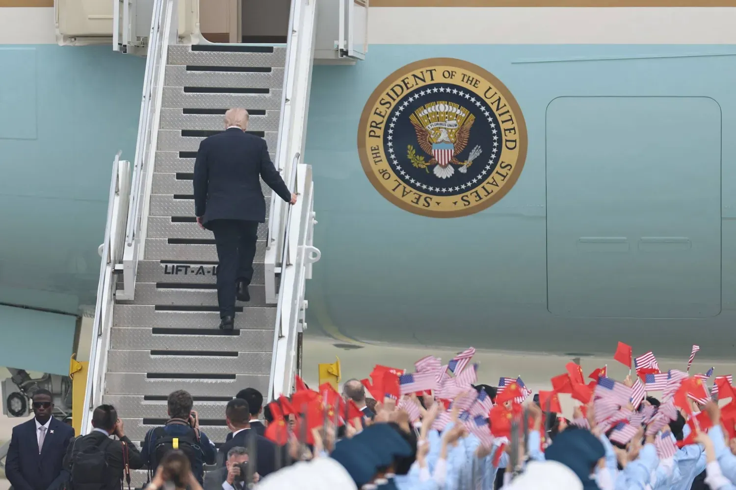 ABD Başkanı Donald Trump, Çin ziyaretinin sonunda Air Force One uçağına binerken (Reuters)