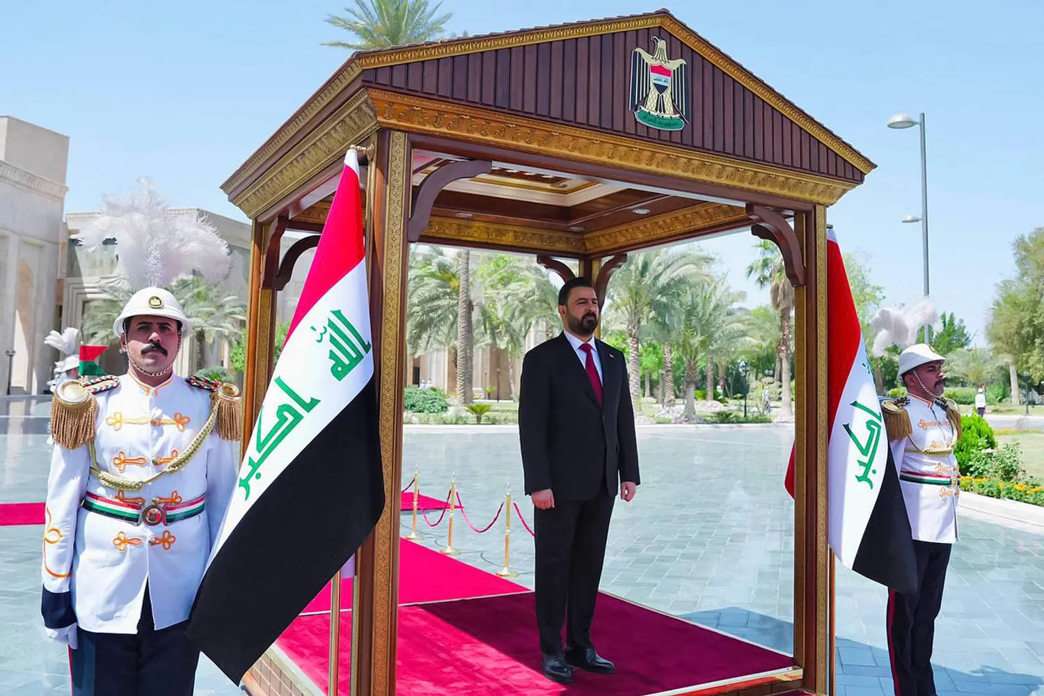رئيس الوزراء العراقي الجديد علي الزيدي خلال مراسم تسلُّم السلطة في بغداد (أ.ف.ب)