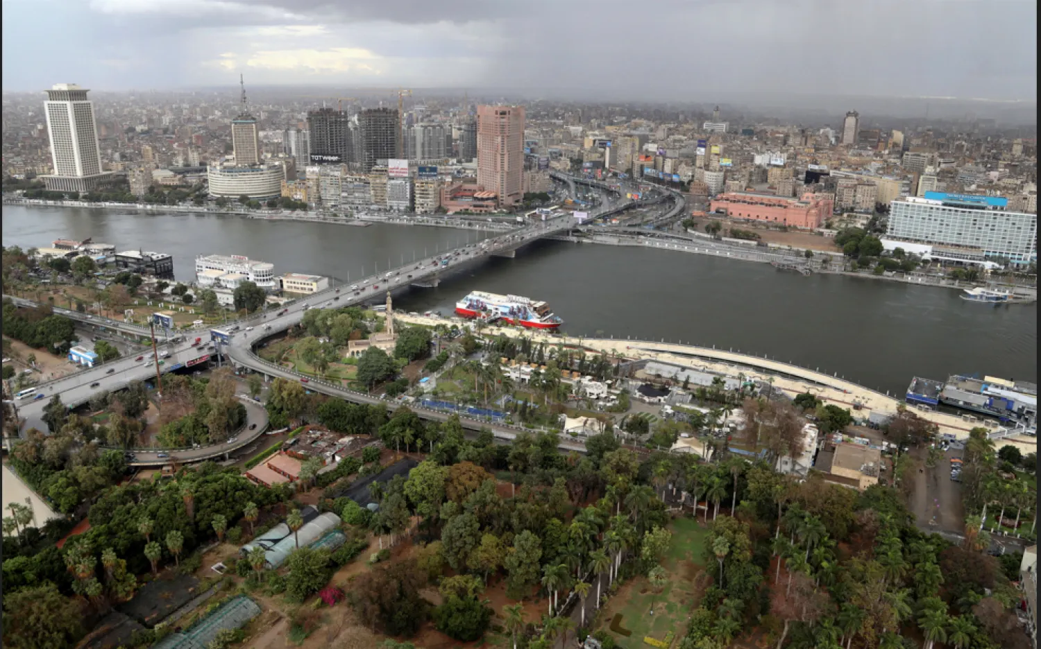 بنايات على نهر النيل في مصر (رويترز)
