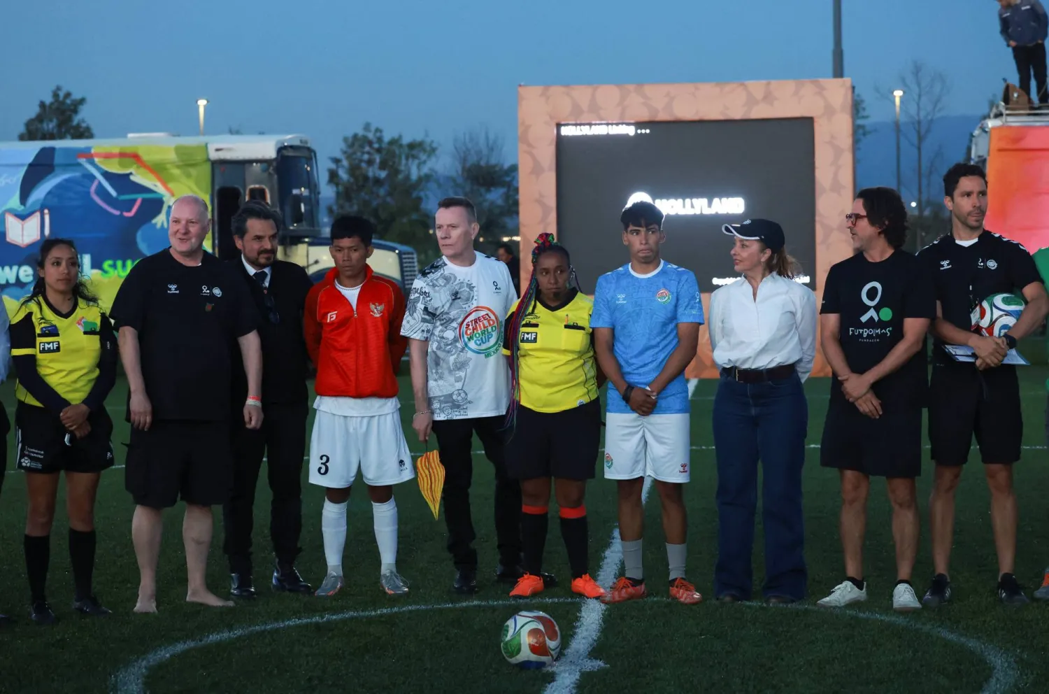 لاري مولين جونيور من فرقة «يو تو» مع لاعبي إندونيسيا والأرجنتين (رويترز)