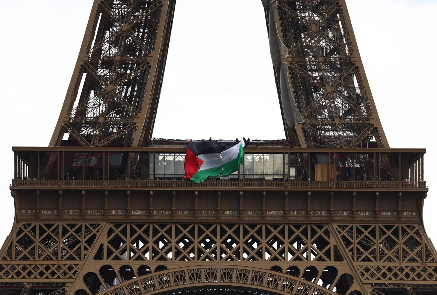 العلم الفلسطيني ببرج إيفل (رويترز)