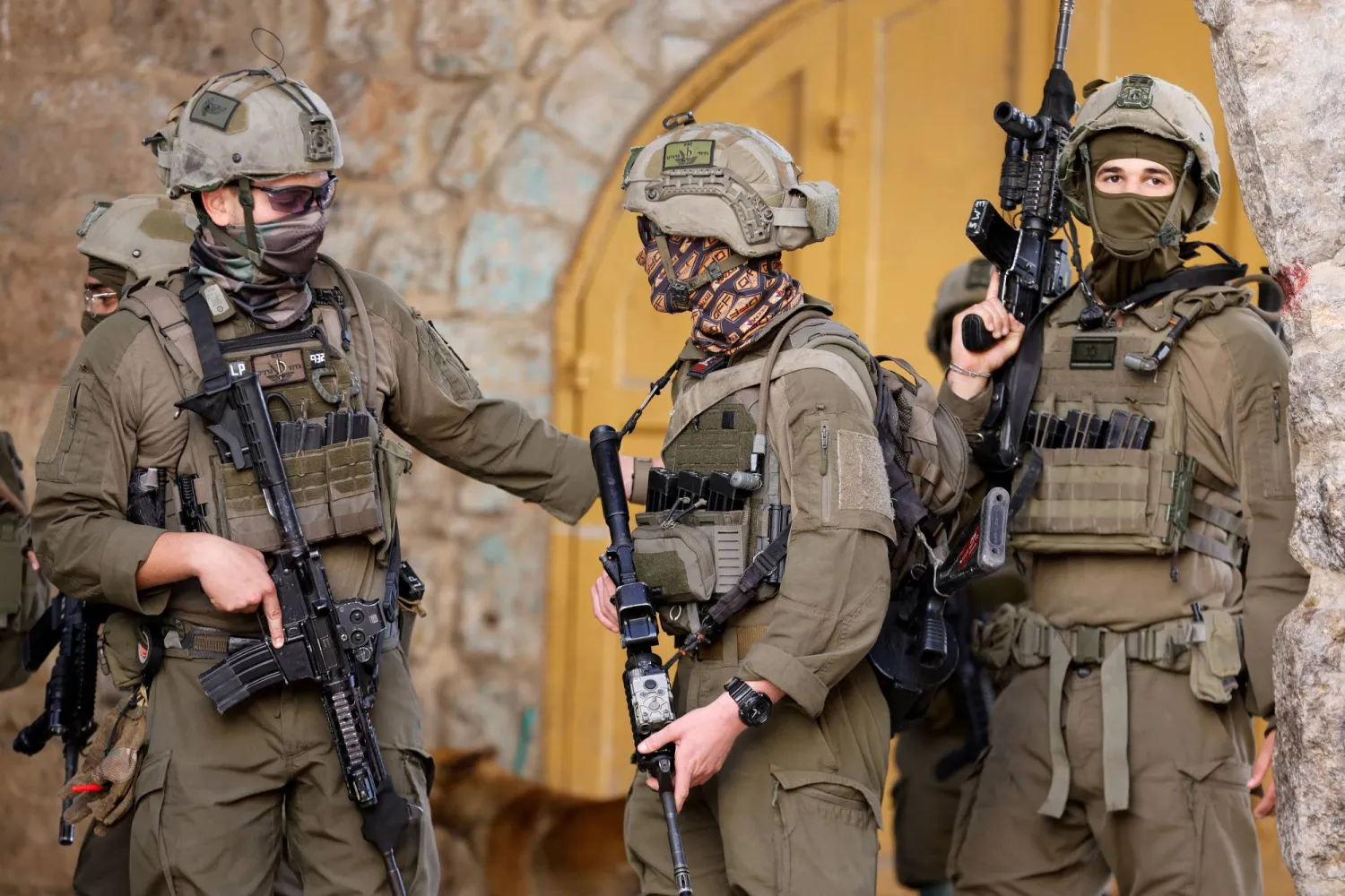  Israeli soldiers stand guard during a weekly settlers' tour in Hebron, in the Israeli-occupied West Bank, May 16, 2026. (Reuters)