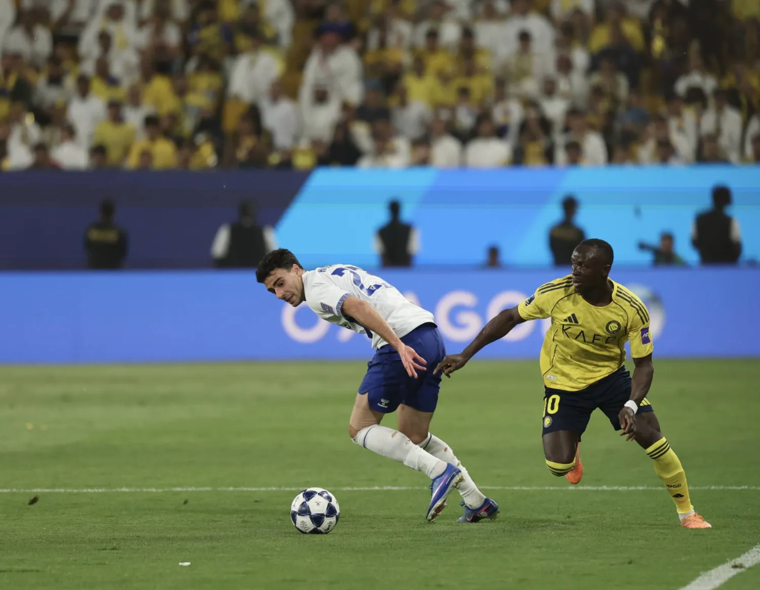 ماني في صراع على الكرة مع لاعب أوساكا دينيز هوميت (تصوير: عبدالعزيز النومان)