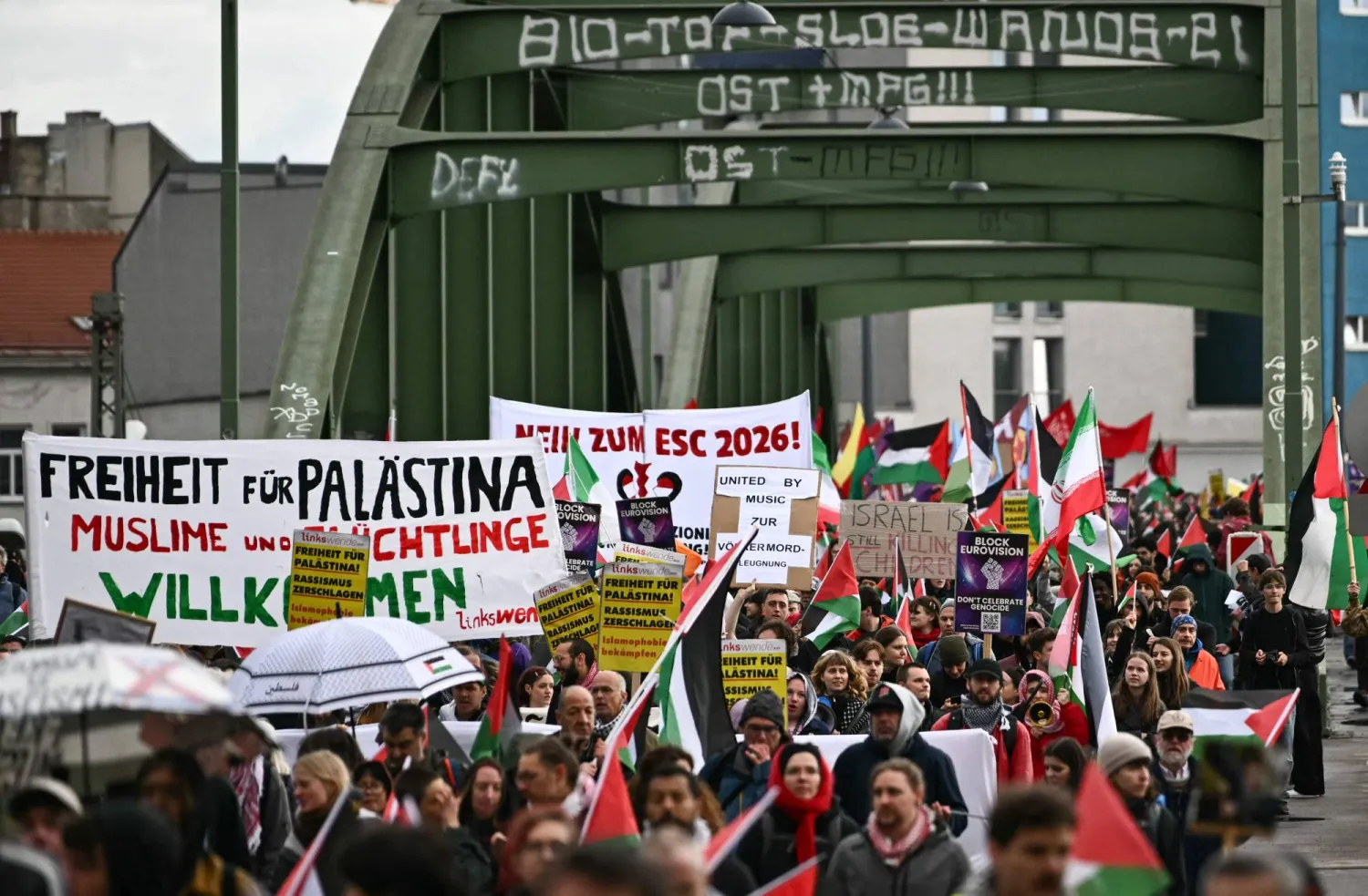 تظاهرة مؤيدة لفلسطين في فيينا تحتج على مشاركة إسرائيل في مسابقة الأغنية الأوروبية «يوروفيجن» (ا.ف.ب)