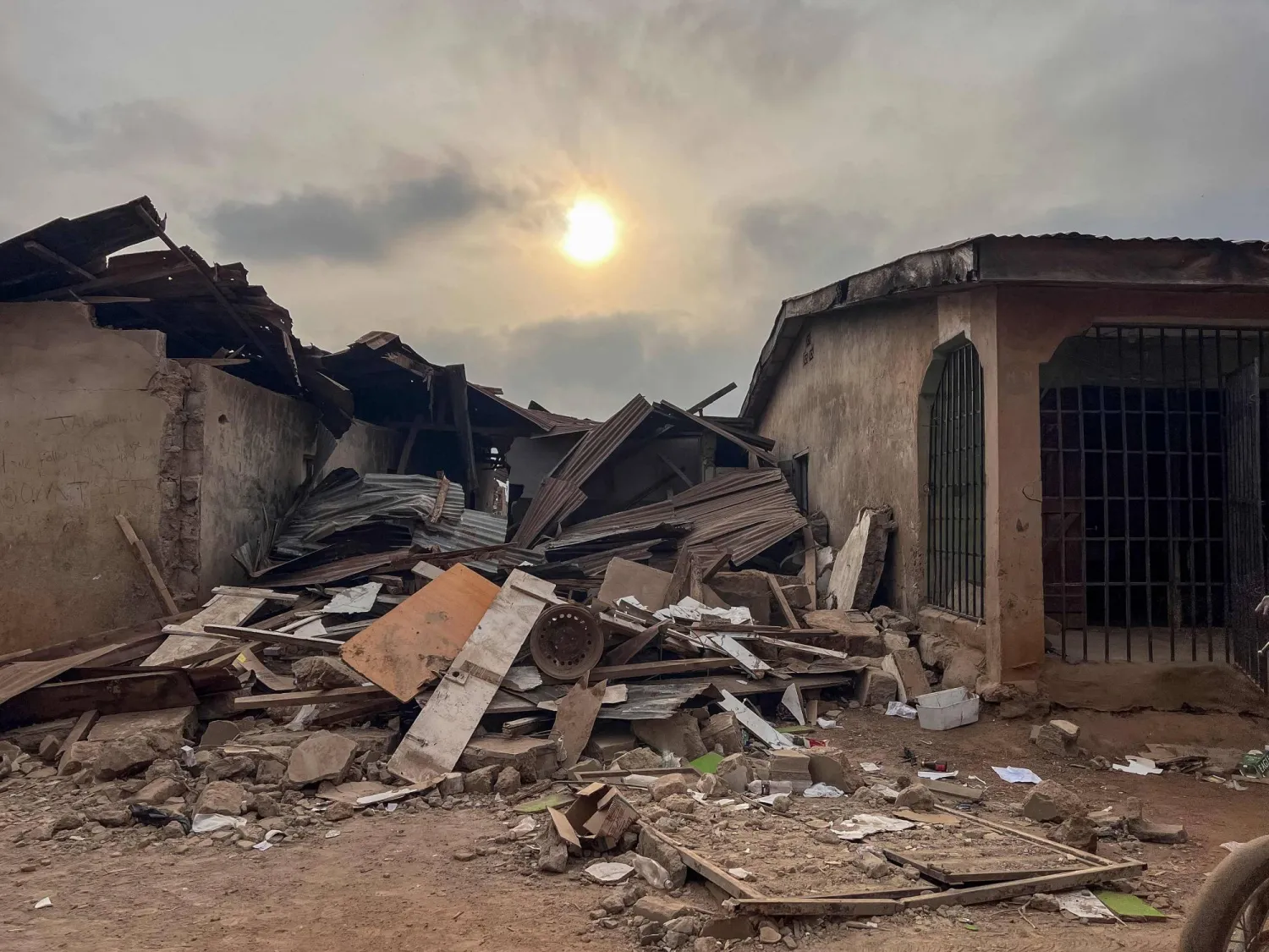 صورة لهياكل مدمرة نتيجة غارات أميركية على مسلحين لم يُكشف عن هويتهم مرتبطين بتنظيم «داعش» في 27 ديسمبر 2025 بنيجيريا (أ.ف.ب)