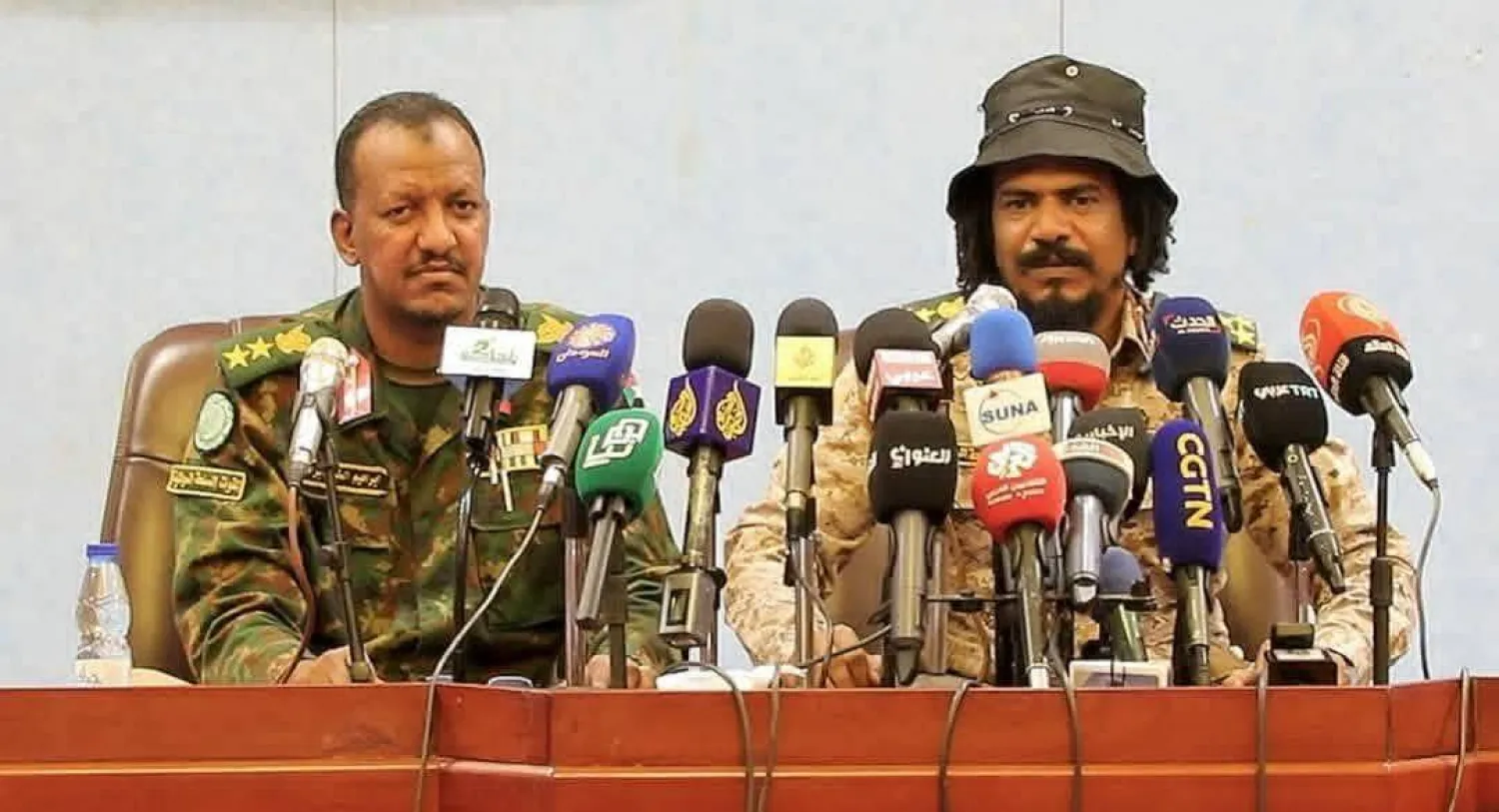 السافنا متحدثاً في المؤتمر الصحافي عن أسباب انشقاقه (وكالة السودان للأنباء/ سونا)