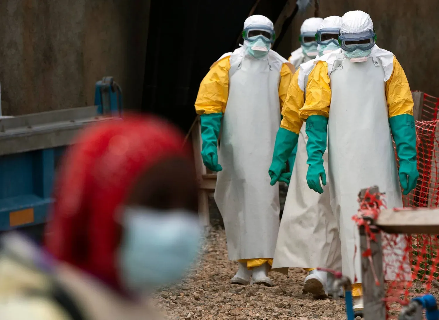 Kongo'daki bir Ebola tedavi merkezindeki sağlık çalışanları (Arşiv-AP)