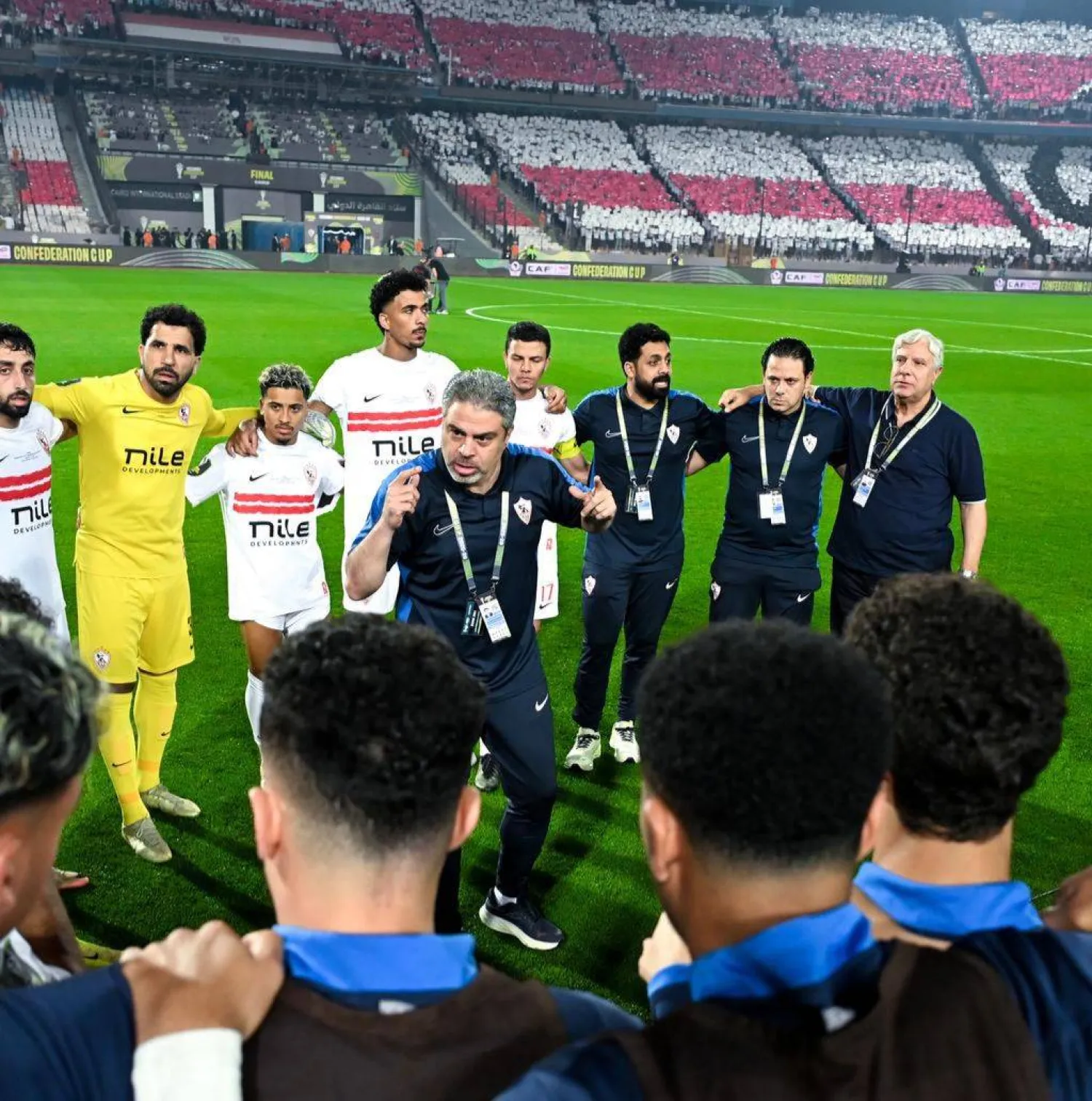 معتمد جمال يوجه اللاعبين (نادي الزمالك)