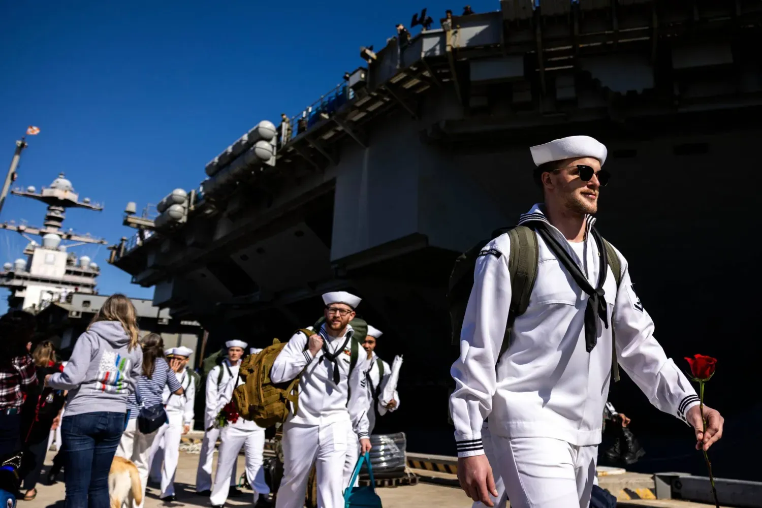 Virginia'daki Norfolk Deniz Üssü'nde USS Gerald R. Ford uçak gemisinden inen denizciler ailelerinin yanına gidiyor (AP)