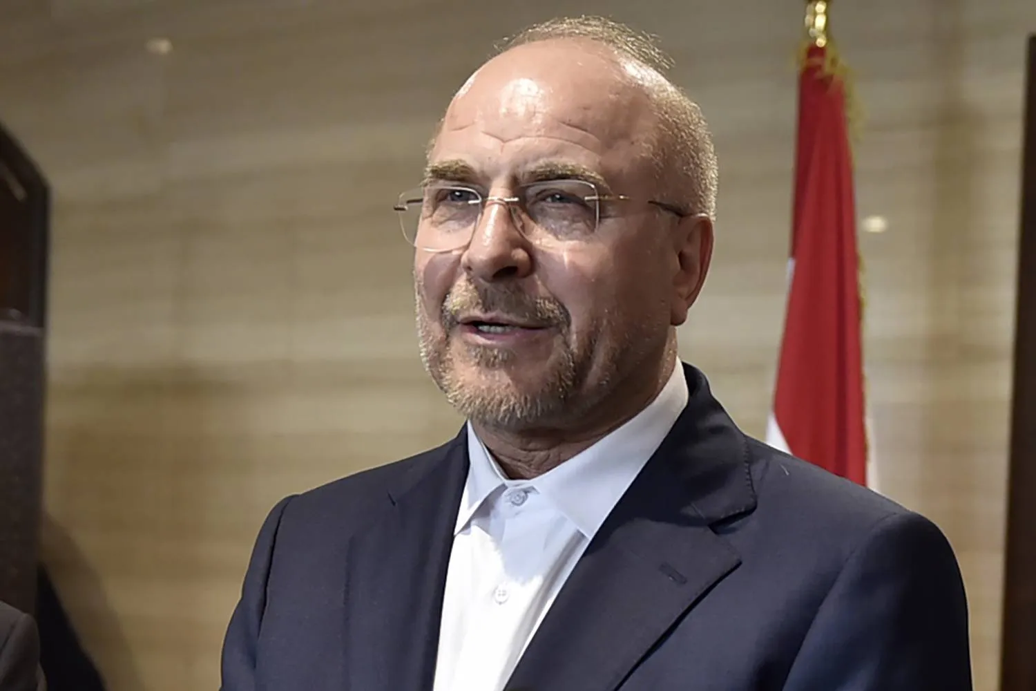 رئيس البرلمان الإيراني محمد باقر قاليباف يتحدَّث خلال مؤتمر صحافي في بيروت... 12 أكتوبر 2024 (د.ب.أ)