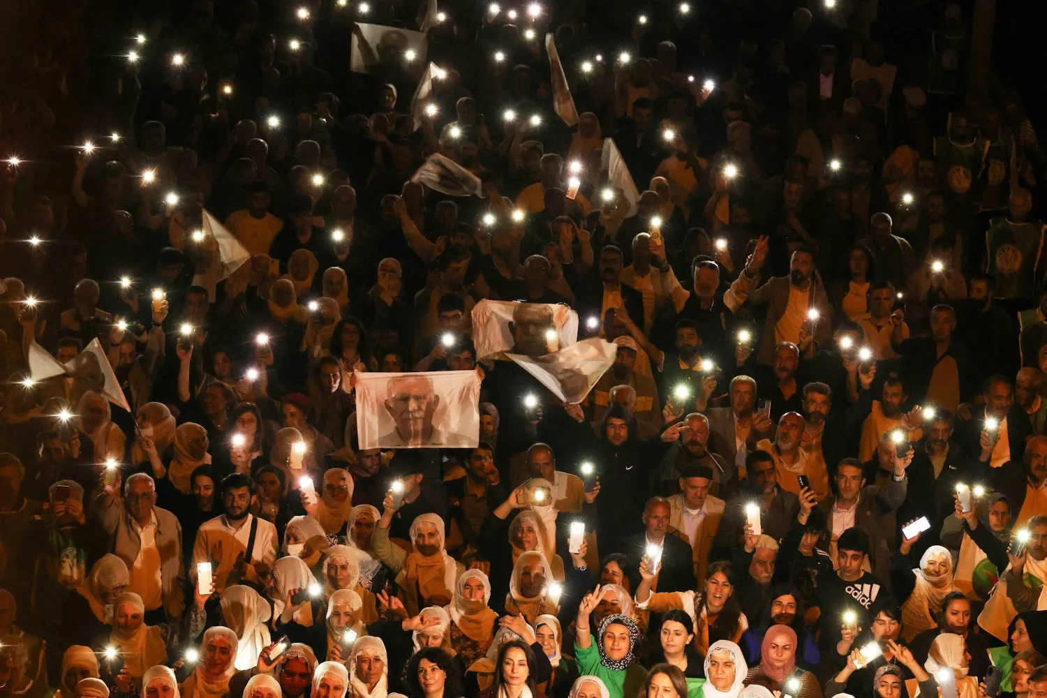 آلاف الأكراد شاركوا في مسيرة بديار بكر جنوب شرقي تركيا ليل السبت إلى الأحد (رويترز)